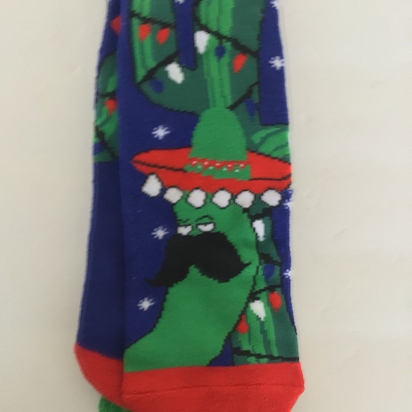FELIZ NAVIDAD CHRISTMAS SOCKS PACK OF TWO NWT SIZE 10-13 - Picture 4 of 11